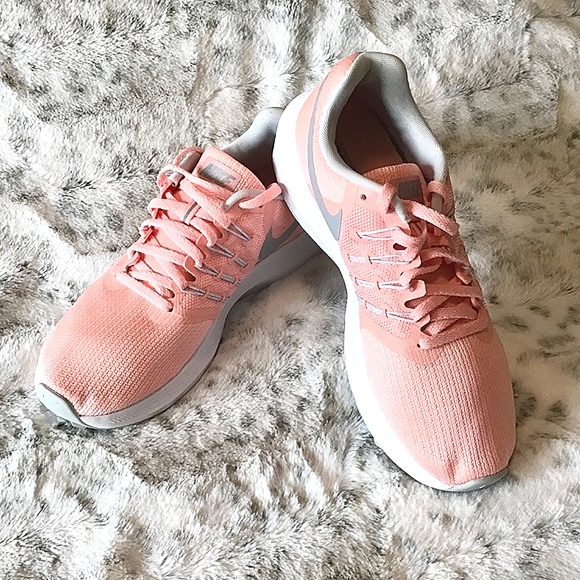 NIKE RunSwift Athletic Shoes EUC - Picture 2 of 5